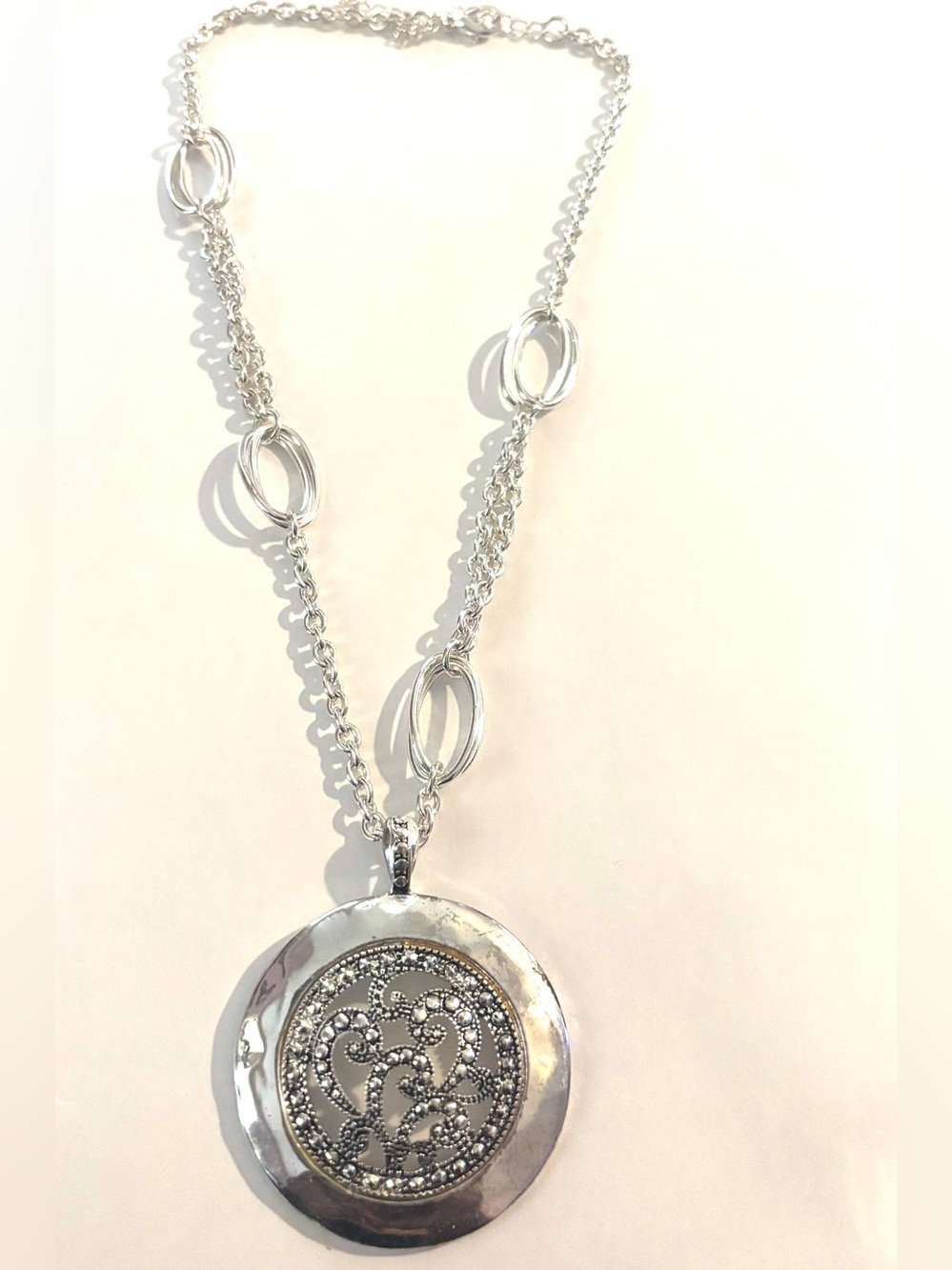 Fashion Jewelry Silver Filigree Round Pendant Necklace